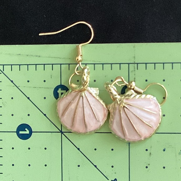 Shell earrings - Picture 2 of 2